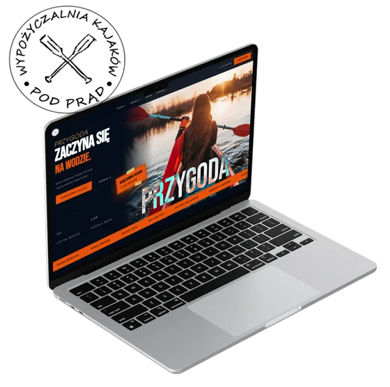 Strona internetowa wypożyczalni Kajaki Pod Prąd otwarta na laptopie, na ekranie kobieta w kajaku na rzece
